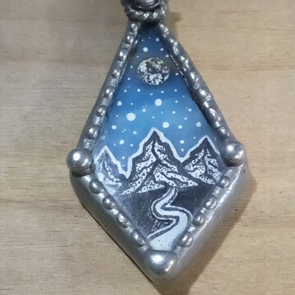 Metal pendant with mountain and sky artwork on resin - Picture 7 of 8